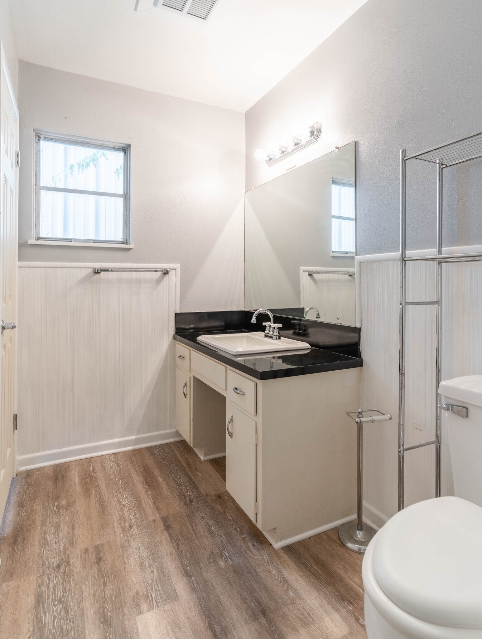 Master bathroom - 1800 Hilltop Dr