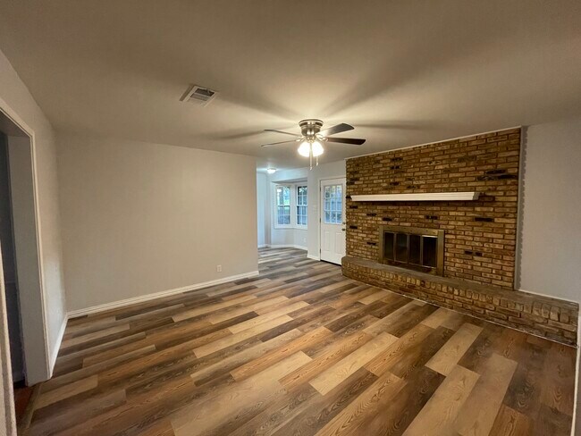 Building Photo - 3337 Paluxy Dr