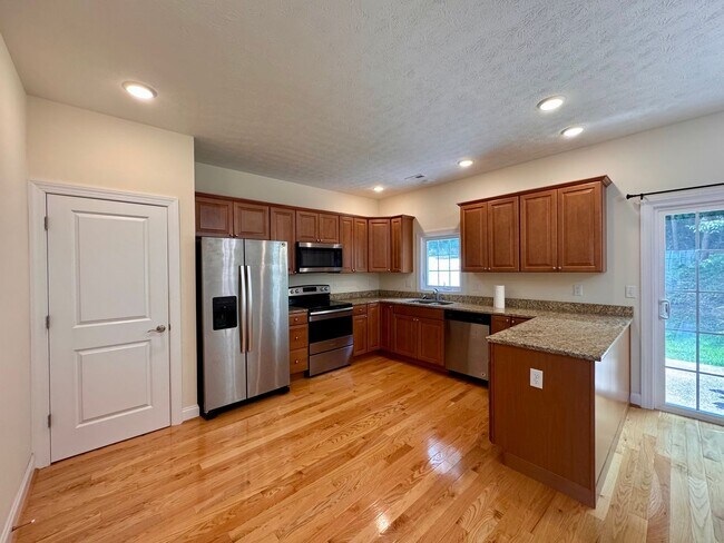 Building Photo - Townhouse for Rent in Spring Oaks!