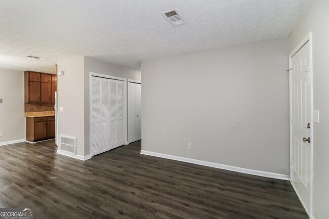 Building Photo - 307 Hamilton Glenn