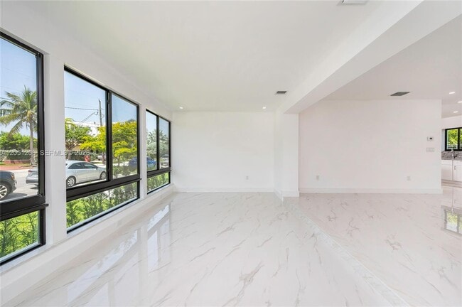 Building Photo - 1621 S Treasure Dr