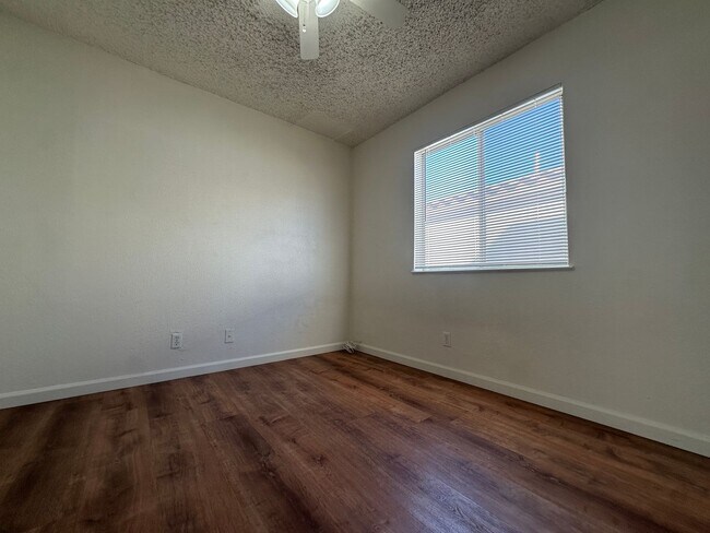 Building Photo - Single Story Home with 3 bedrooms