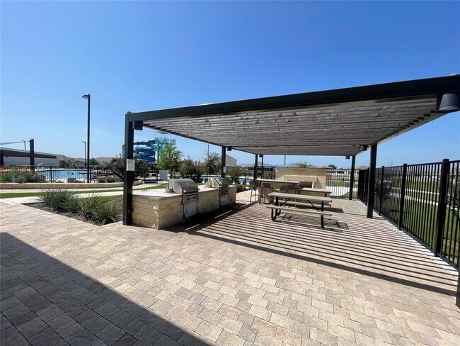 Building Photo - 202 Pastar Fls