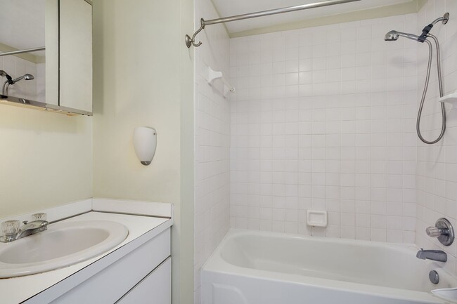 Building Photo - Beautiful Bella Vista Three Bedroom Townhome with Parking