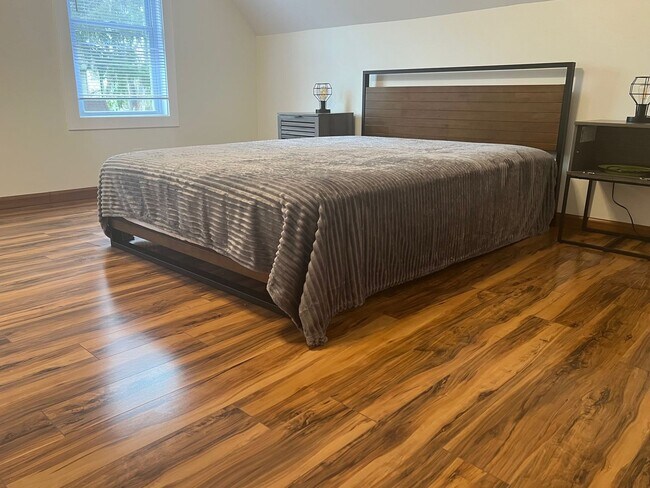 Building Photo - Detroid Shoreway Renovated  4 Bedroom, 2 Bath House with Detached Garage