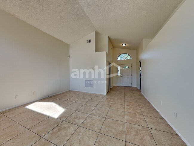 Building Photo - 96 Knights Hollow Dr