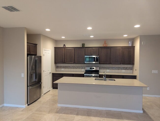 Building Photo - Quail Creek Villa