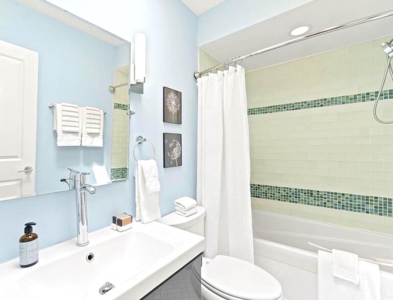Building Photo - Elegant H Street Corridor townhouse minutes from downtown