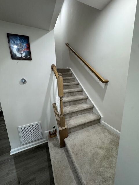 Building Photo - End unit 4 bedroom townhome!