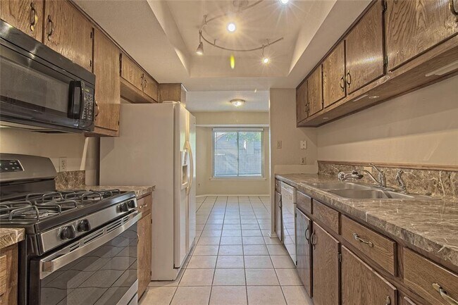 Building Photo - 914 Garden Meadow Dr