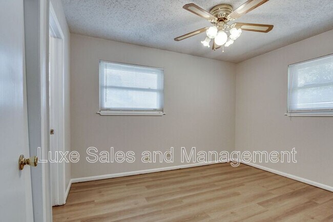Building Photo - 1805 Melody Dr