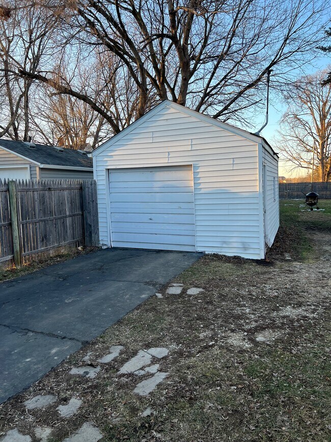 Building Photo - 1610 Pettibone Ave