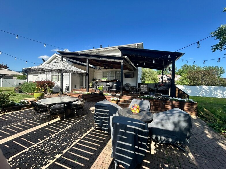Building Photo - 2810 Emerald Dr