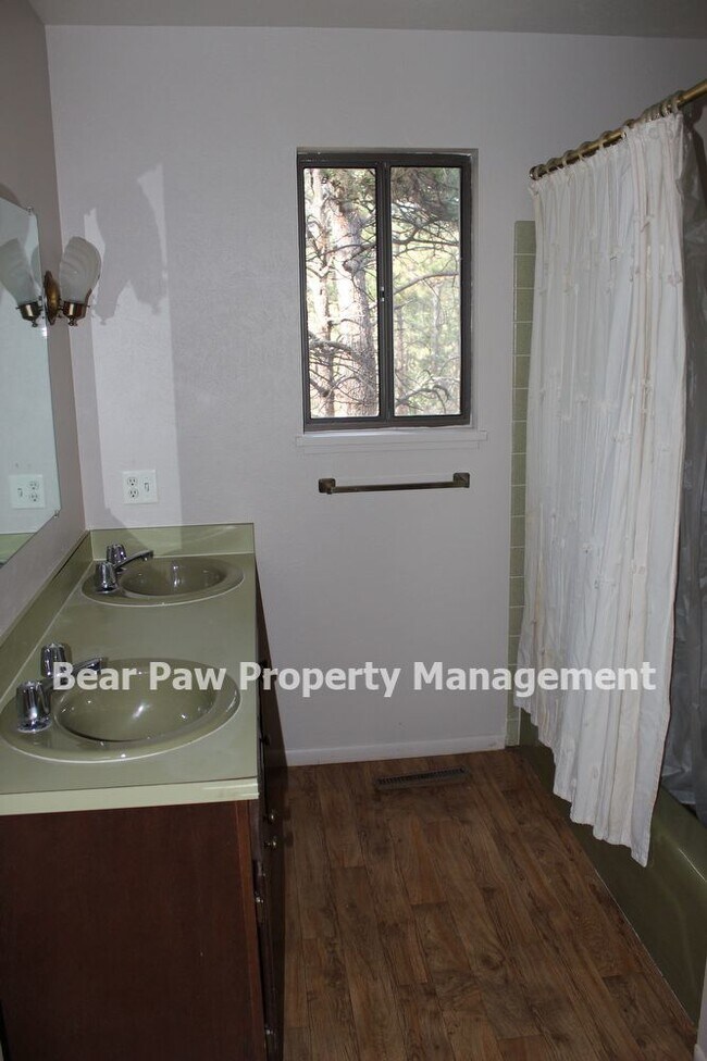 Building Photo - Great Home in Hiwan!!