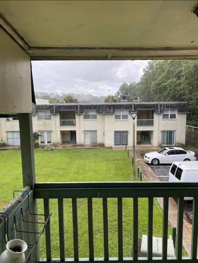 Building Photo - UPDATED 1/1 in Walkable Location w/ Solid Floors, Community Pool, & Washer/Dryer! Avail NOW for $...