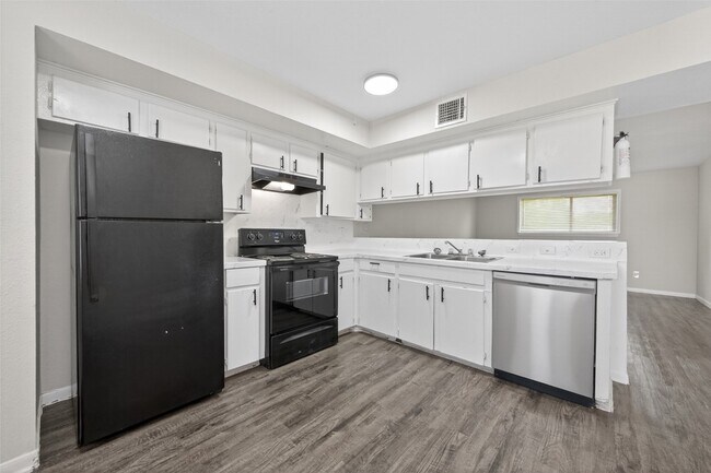Building Photo - 427 Hollyvale Dr