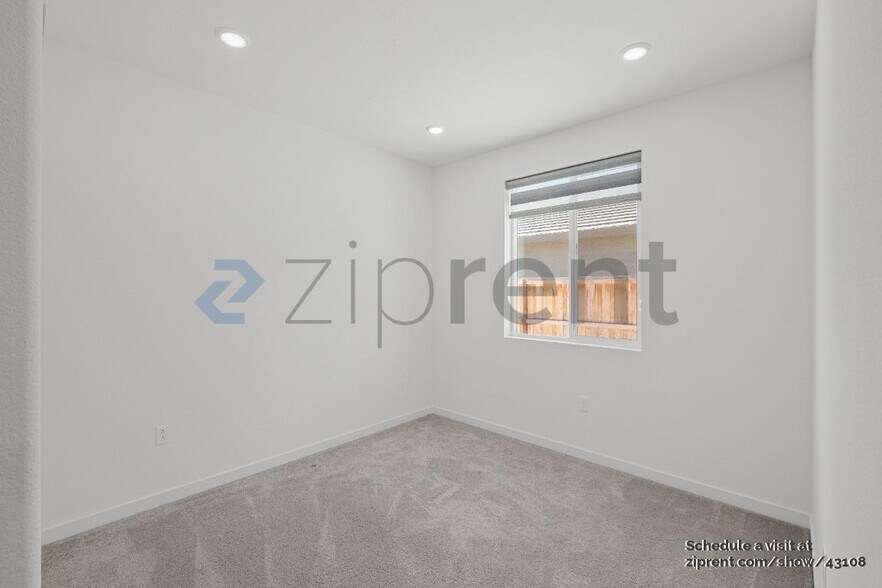 Building Photo - 1074 Osprey Dr