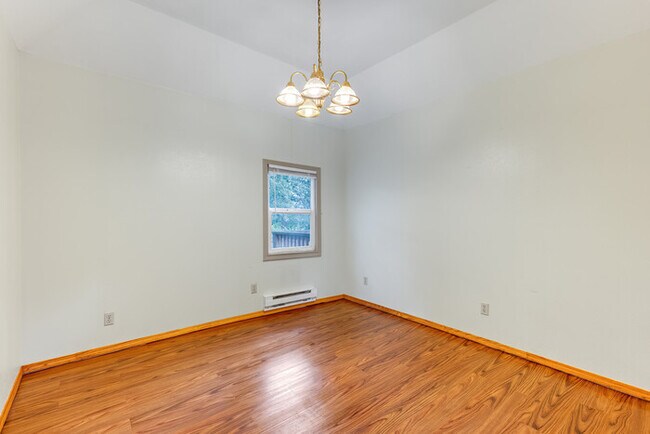 Building Photo - TWO BEDROOM HOUSE IN KELSO