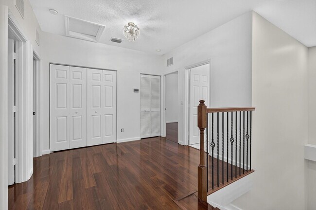 Building Photo - 9479 Sedgewood Dr