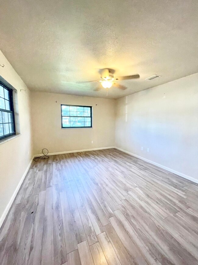 Building Photo - 3025 Briarwood Ln