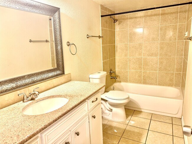 Building Photo - 2134 Rainy River Dr