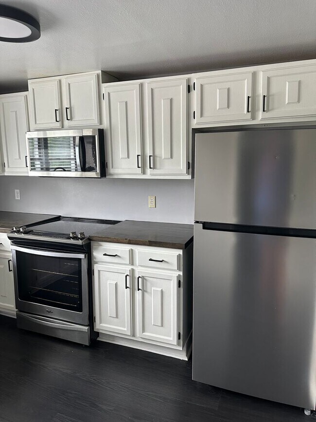 Building Photo - Nice 2 Bedroom 1 Bath Apartment above a salon. 1 Level