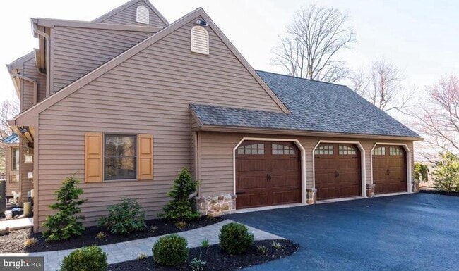 Building Photo - 1720 Honeysuckle Ln