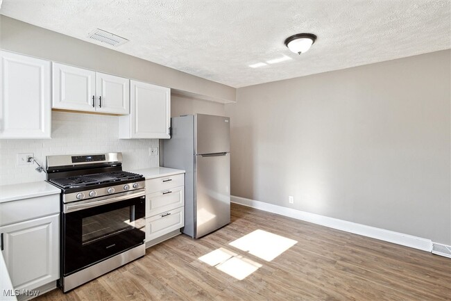 Building Photo - 715 E 258th St