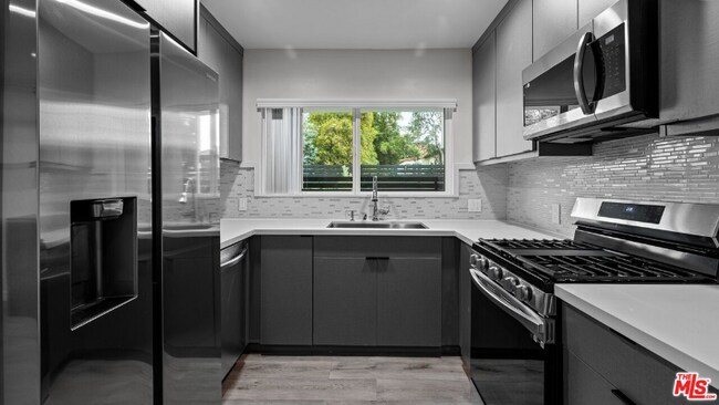 Building Photo - 2021 N Beachwood Dr
