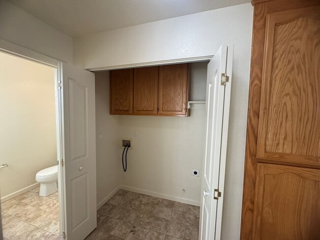 Building Photo - Spacious 2 Story Near Trails & Rose Park