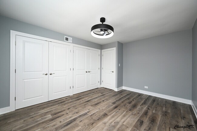 Building Photo - 9381 Bay Colony Dr