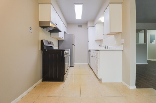 Building Photo - 2 Bed / 2 Bath Condo in Central Tulsa!