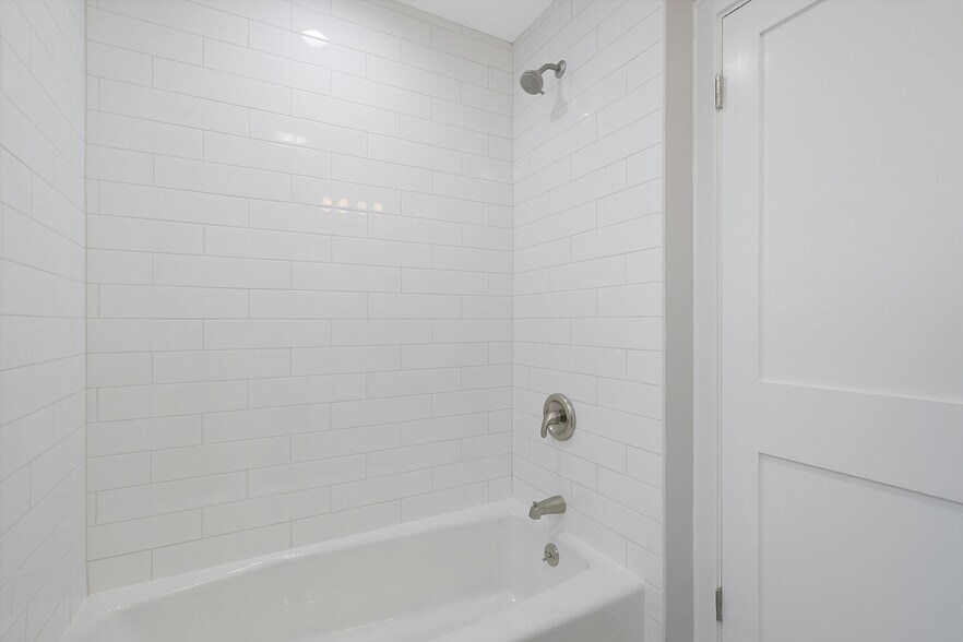 Building Photo - 5746 N Maplewood Ave