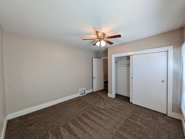 Building Photo - 3 Bedroom Home with detached garage and partially fenced yard, pet friendly!