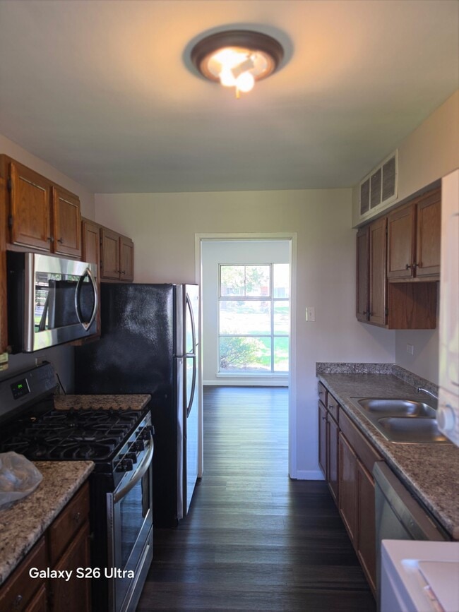 Building Photo - 17922 Oakwood Ave