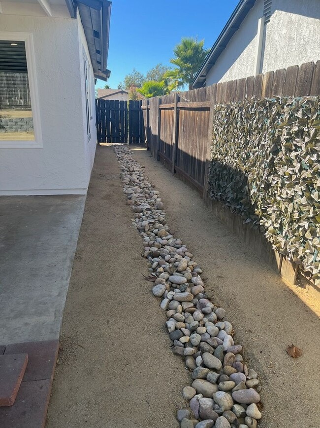 Building Photo - Newly renovated Beauty!