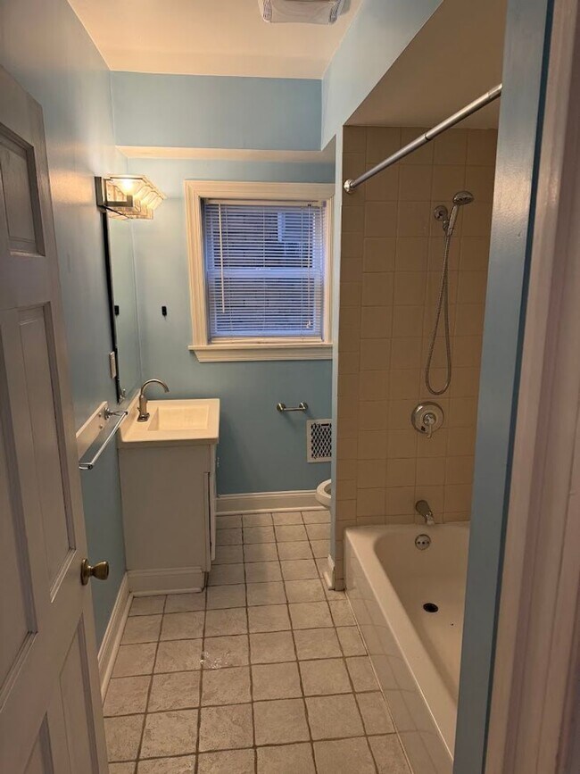 Building Photo - 5552 Avondale Pl