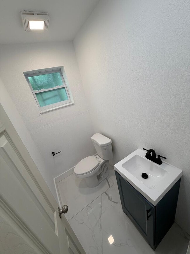 Building Photo - 6410 NW Miami Ct