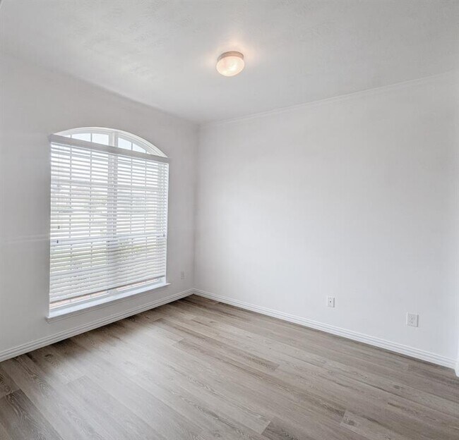 Building Photo - 24606 Forest Canopy Dr