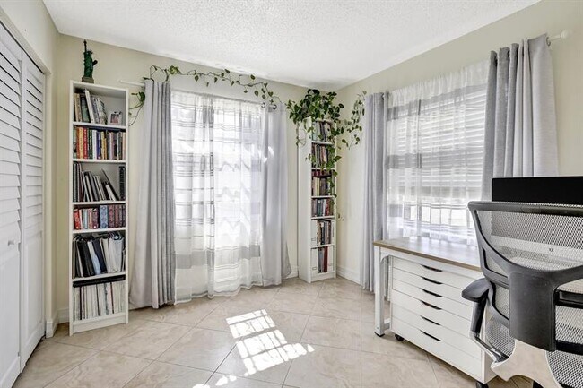 Building Photo - 9949 Twin Lakes Dr
