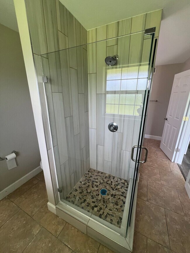 Building Photo - $1,825 ** AVAIL 6/7/25 ** 3 Bed / 2 Bath S...
