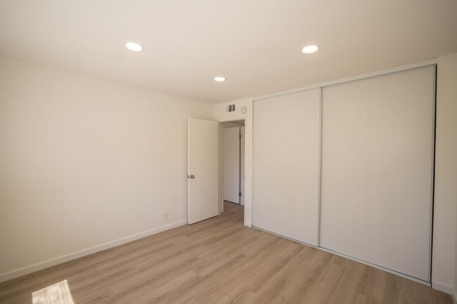 Building Photo - Completely Remodeled 2 Bed, 2 Bath Condo in Desirable Greenhouse Complex!