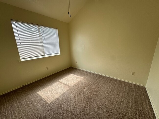 Building Photo - 2808 Bluejay Dr