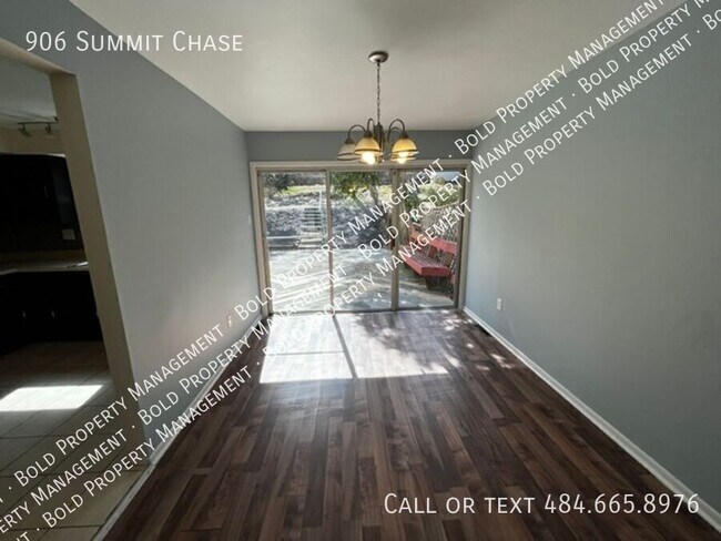 Building Photo - 906 Summit Chase Dr