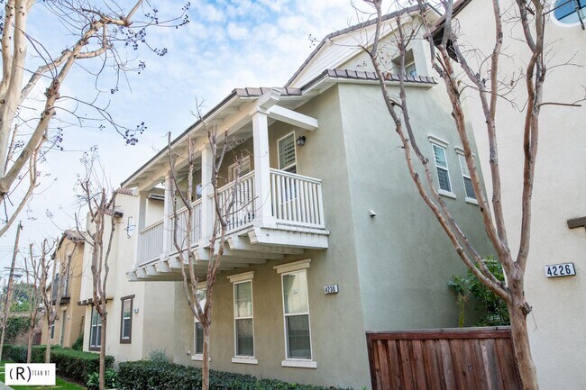 Building Photo - Lovely tri-level condo located in the gated community of Bellafina