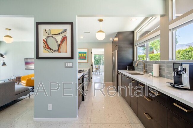 Building Photo - 2204 W Acacia Rd