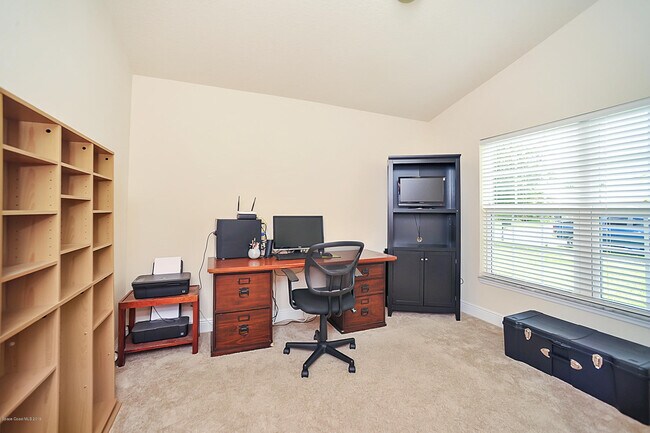Building Photo - 553 Hollow Glen Dr
