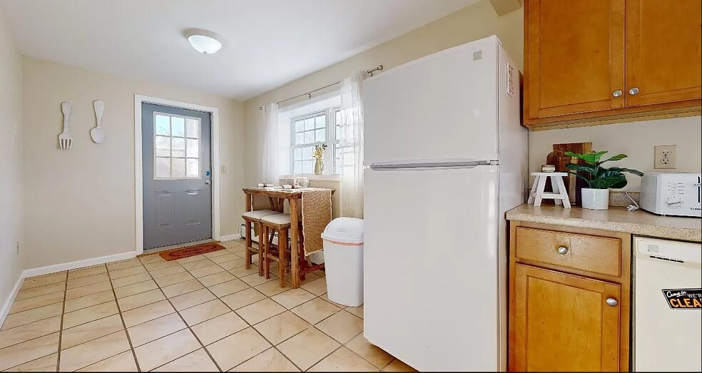 Building Photo - 10 Southview Dr