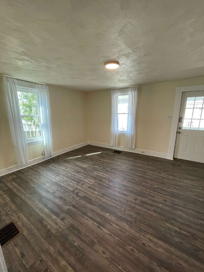 Building Photo - Spacious 3 Bedroom Apartment Near IUP – Ideal for Roommates