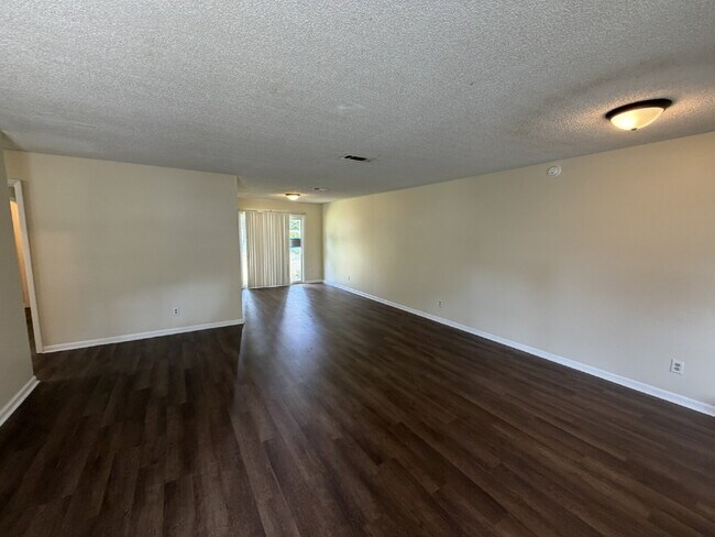 Building Photo - Duplex for Rent